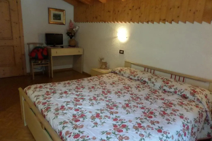 Room 5 of 10