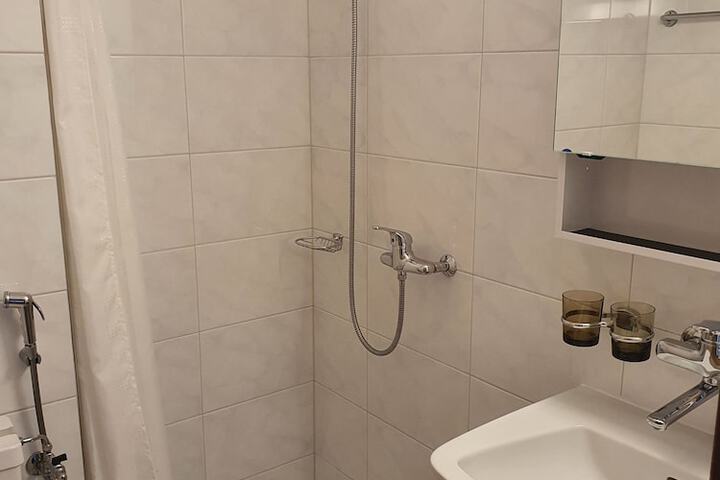 Room 7 of 27