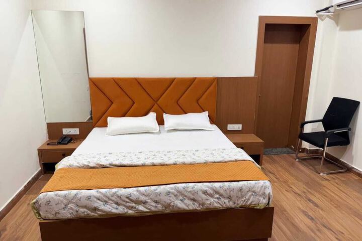 Room 8 of 44