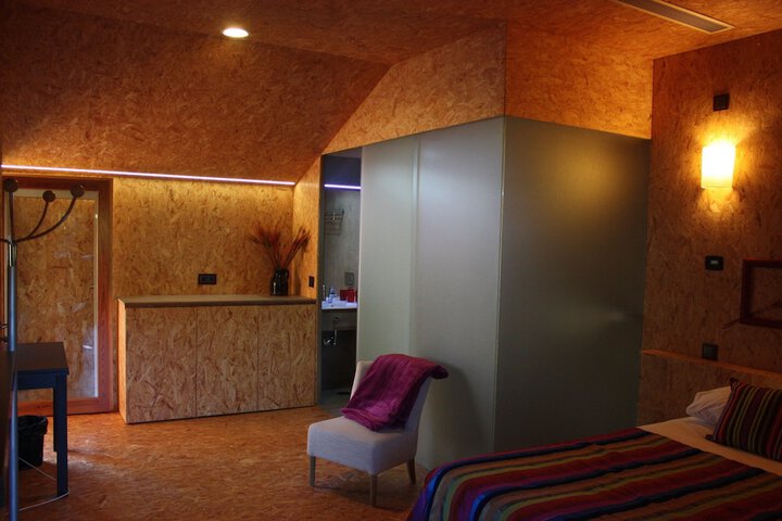 Room 9 of 42