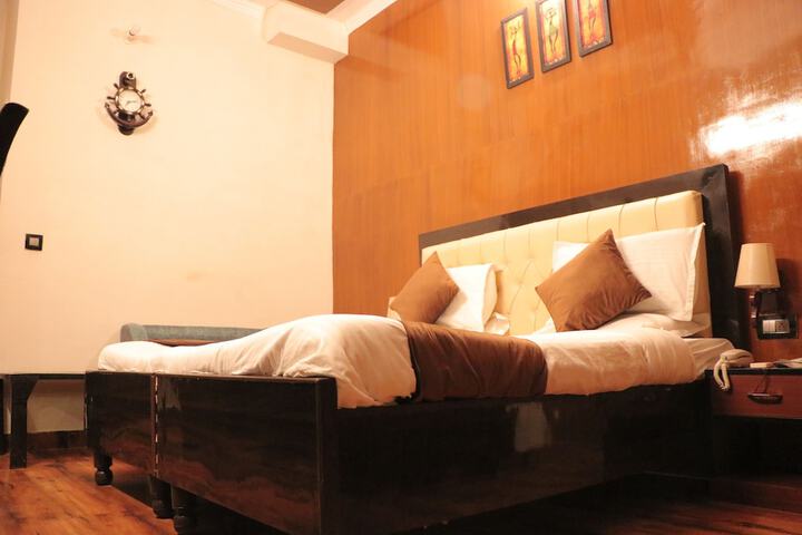 Room 9 of 13