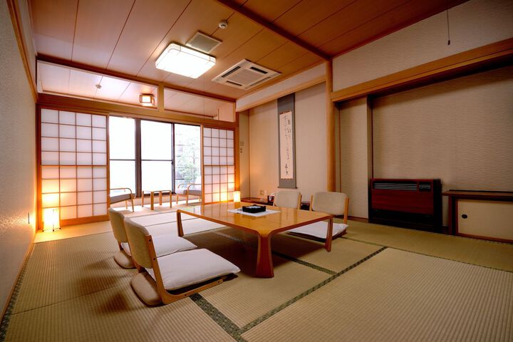 Room 4 of 16