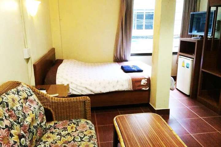 Room 9 of 28