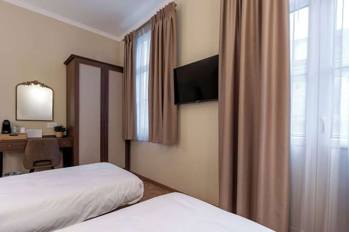Room 28 of 115