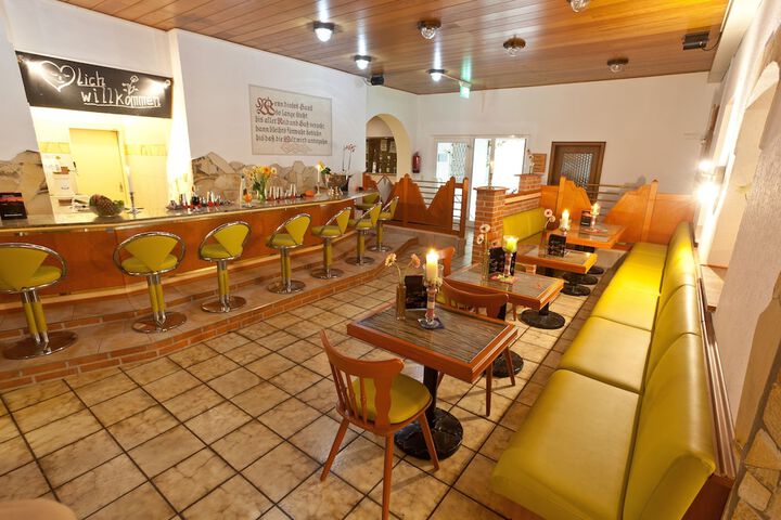 Lounge 23 of 26