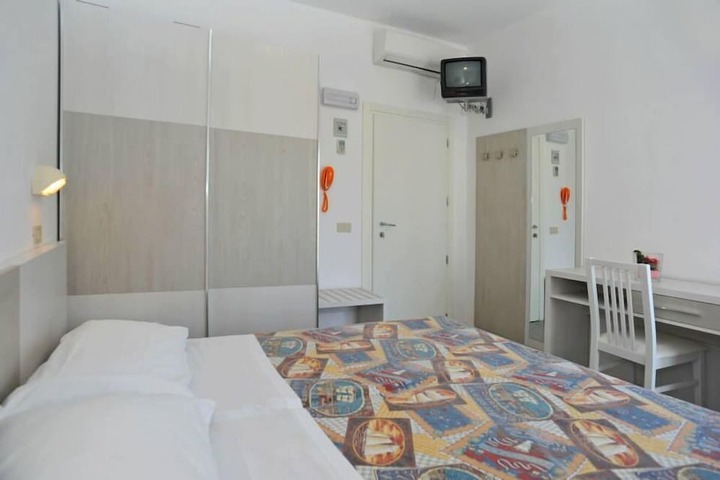 Room 8 of 24