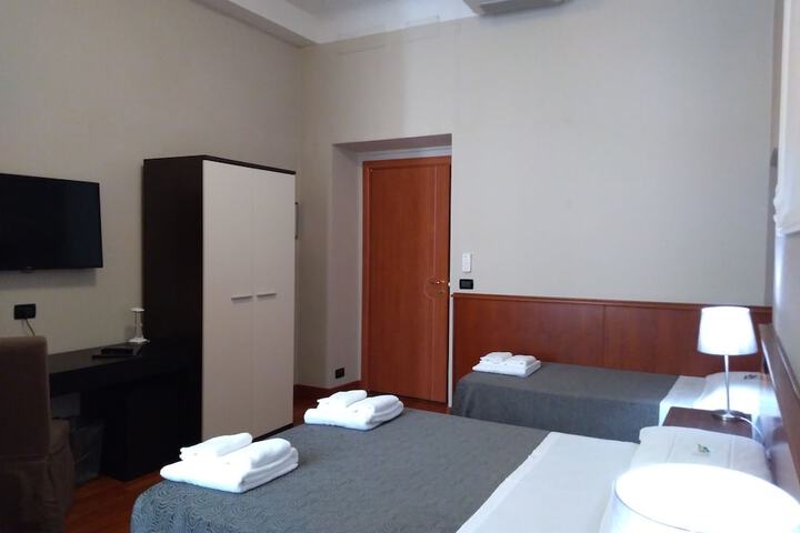 Room 13 of 33