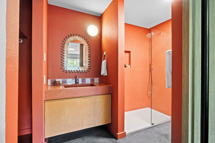 Room 52 of 105