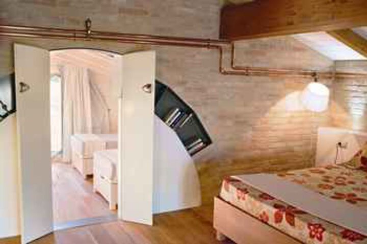 Room 4 of 16