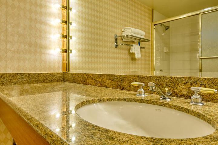 2 Queen Beds Accessible Tub Deluxe (5 of 12)
