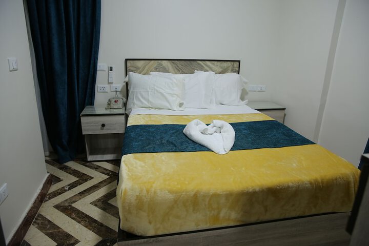 Room 6 of 99