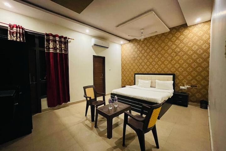 Room 6 of 7