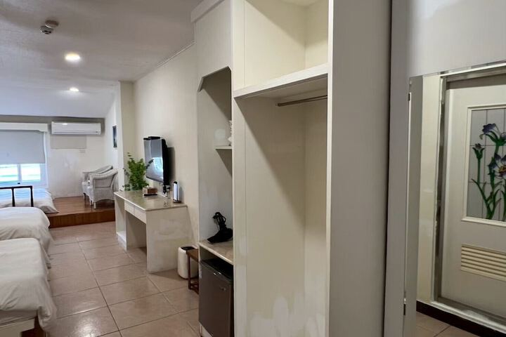 Room 32 of 76