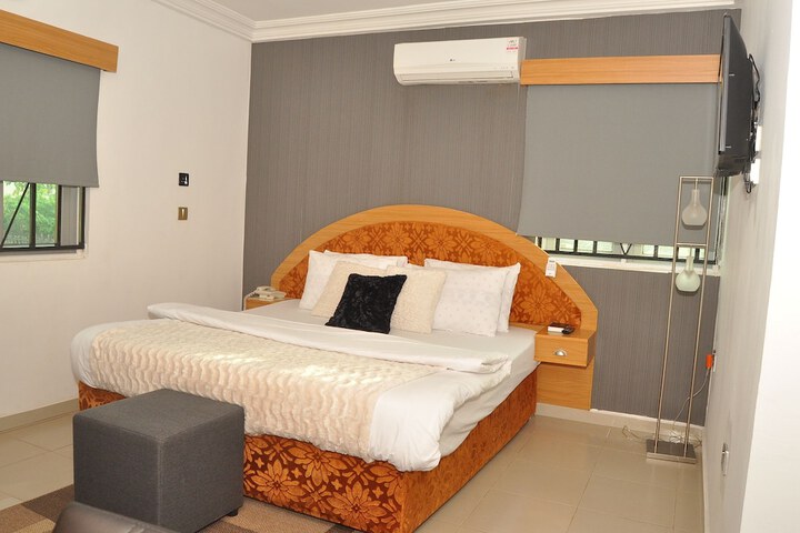 Room 6 of 30