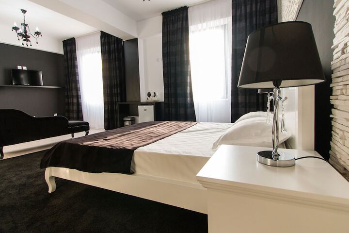 Room 4 of 136