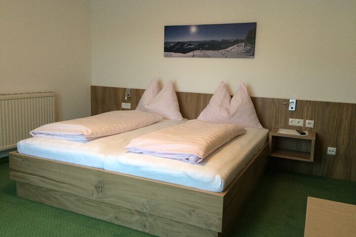 Room 5 of 82