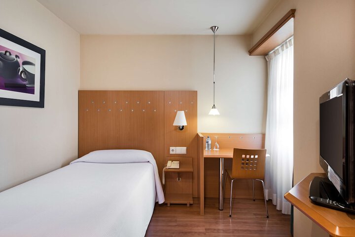 Room 10 of 34