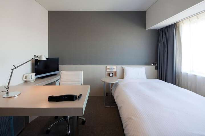 Room 6 of 28