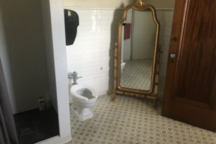 Room 21 of 108