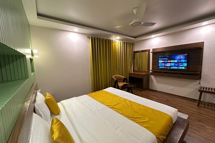 Room 13 of 38