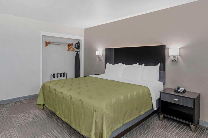 1 King Bed (5 of 9)