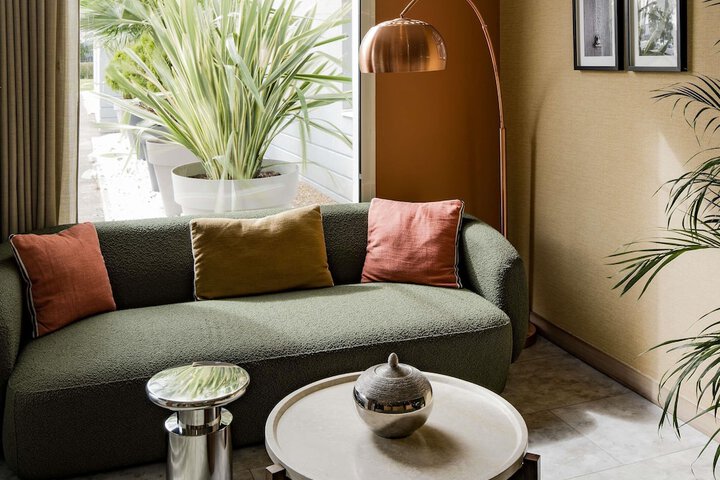 Lounge 43 of 54