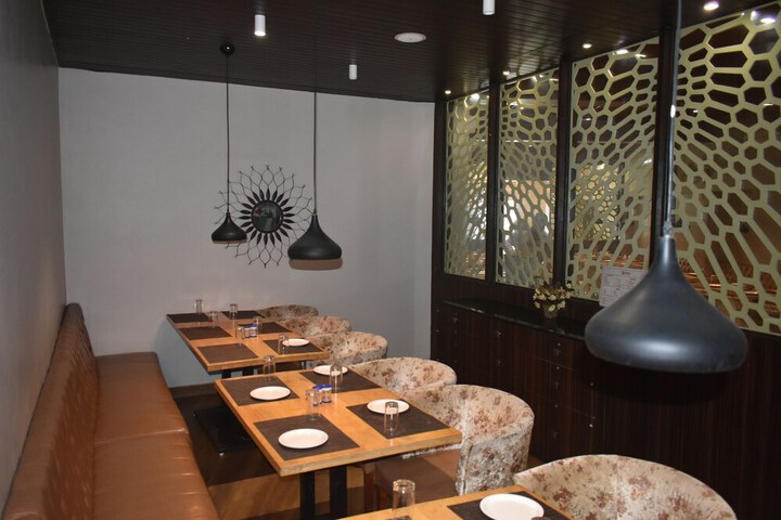 Dining 33 of 46