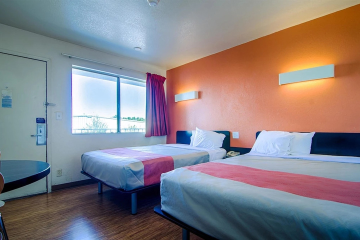 Room 6 of 18