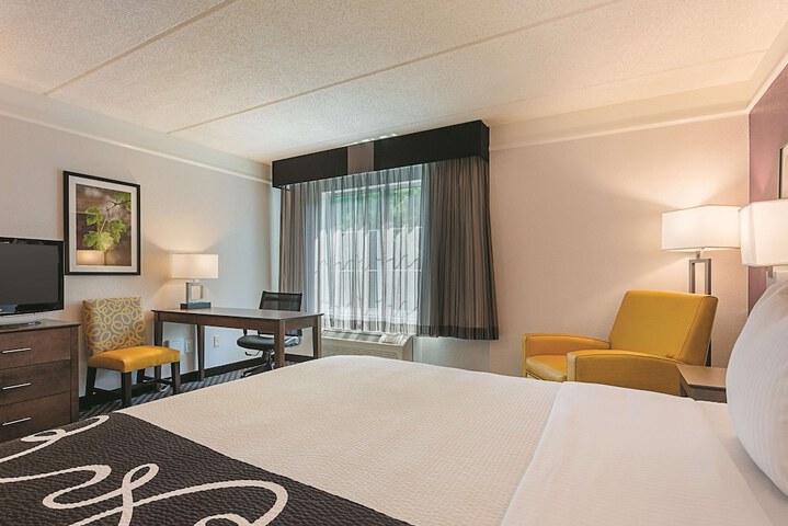 1 King Bed (2 of 21)
