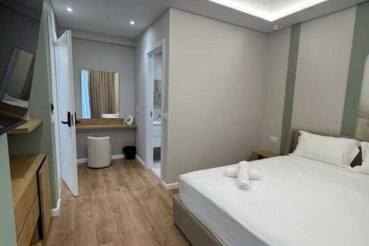 Room 13 of 33