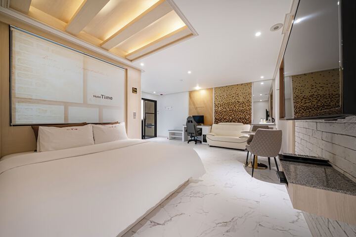 Room 22 of 100