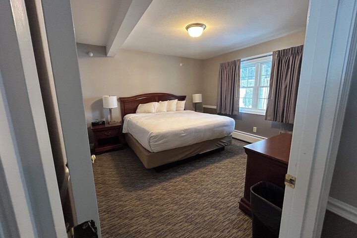1 King Bed (1 of 15)