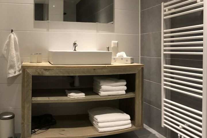 Room 15 of 33