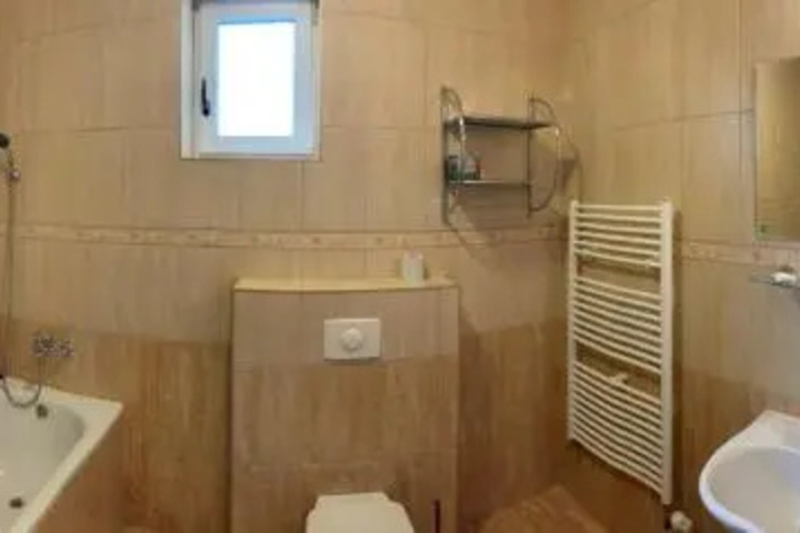 Room 7 of 11