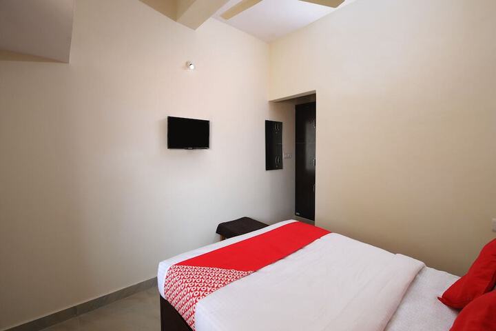 Room 5 of 12