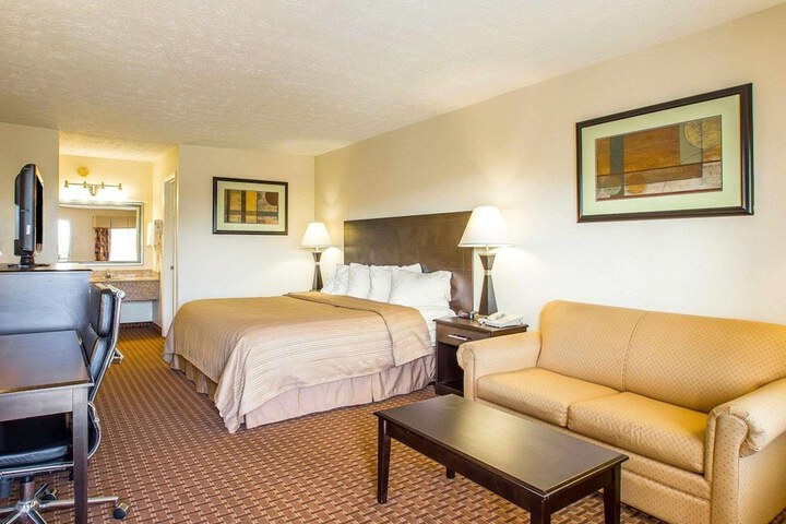 1 King Bed (3 of 6)