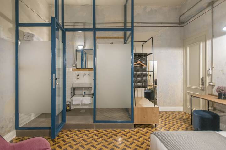 Room 4 of 38