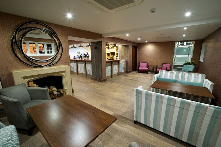 Lounge 61 of 73