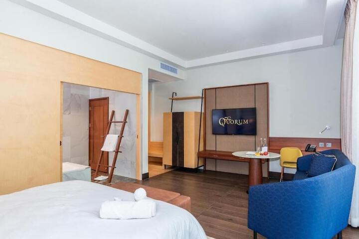 Room 5 of 103