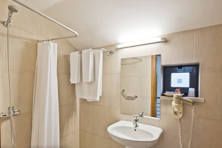 Room 40 of 102