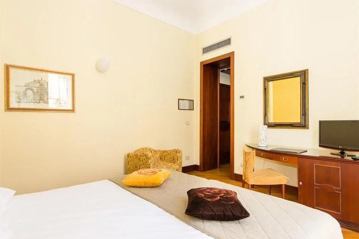 Room 4 of 17
