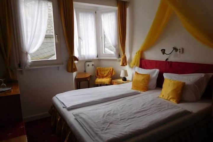 Room 12 of 28