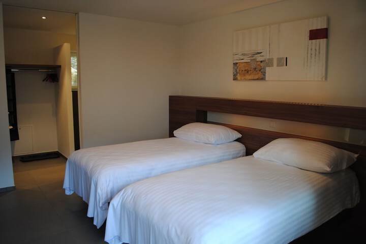 Room 16 of 77