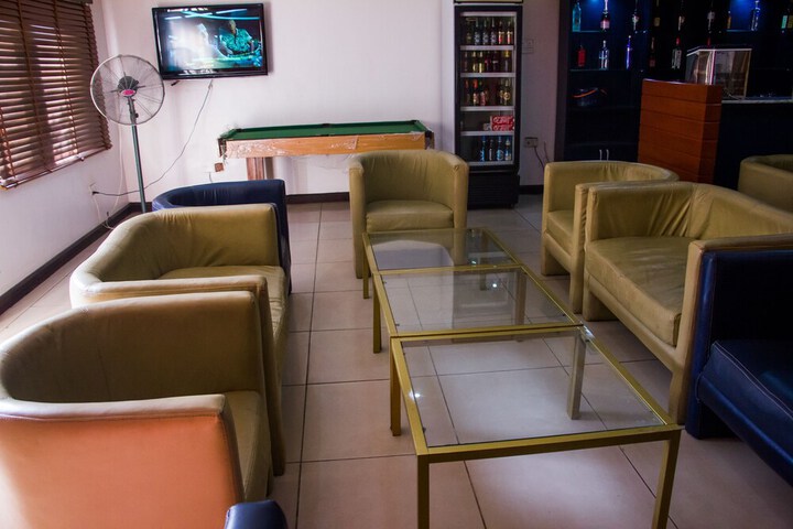 Lounge 37 of 44