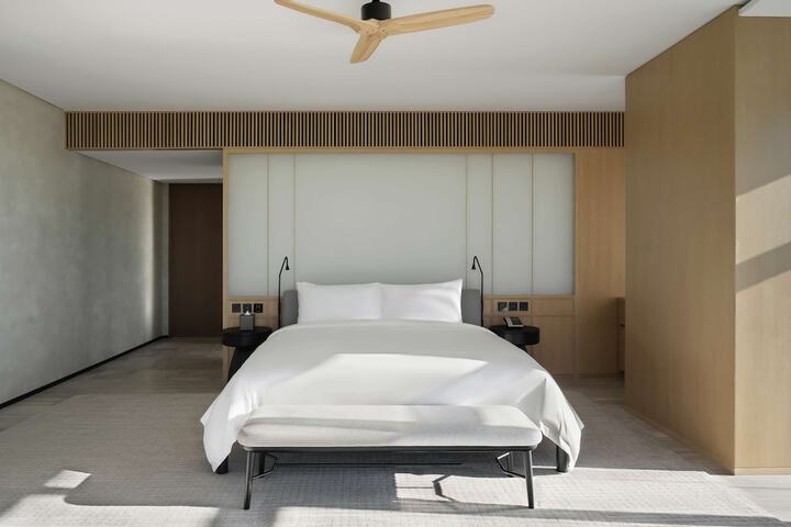 Room 33 of 81