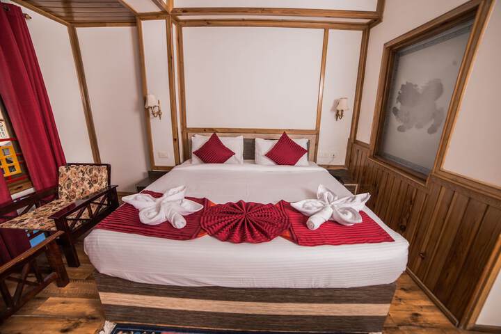 Room 6 of 28