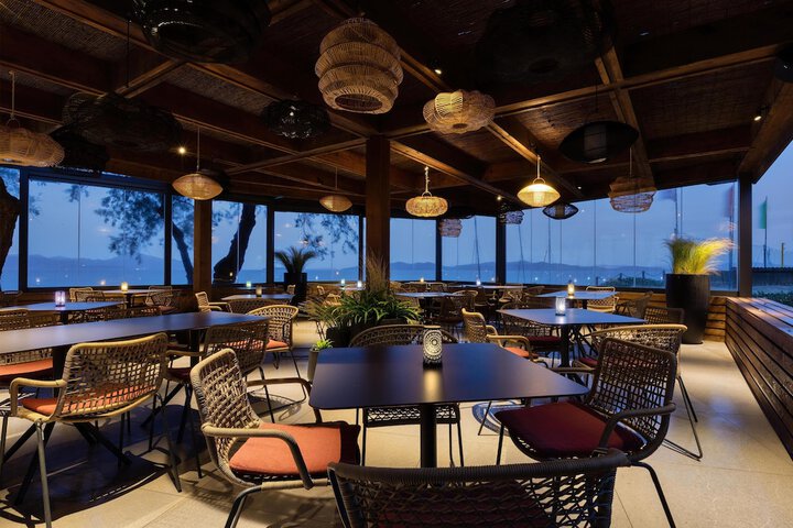 Lounge 188 of 245