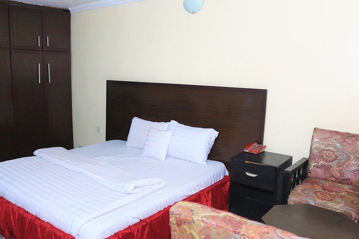 Room 6 of 32
