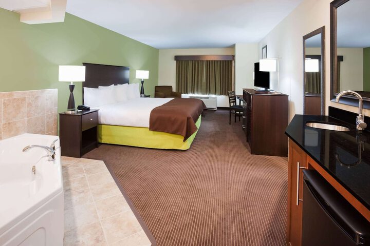 1 King Bed (1 of 10)