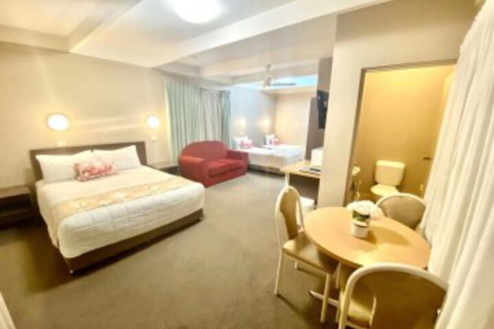 Room 12 of 90